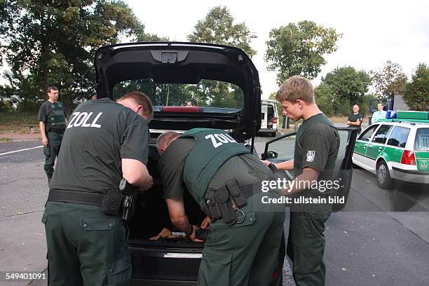 Germany, Reportage "Living at the highway 40". Wankum. Customs officers check cars and trucks, mainly for drugs