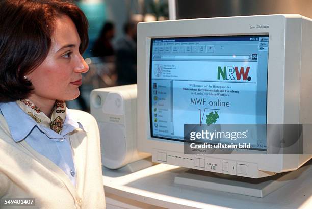 Germany, 2001: Internet use, homepage of the state government Northrhine-westfalia.