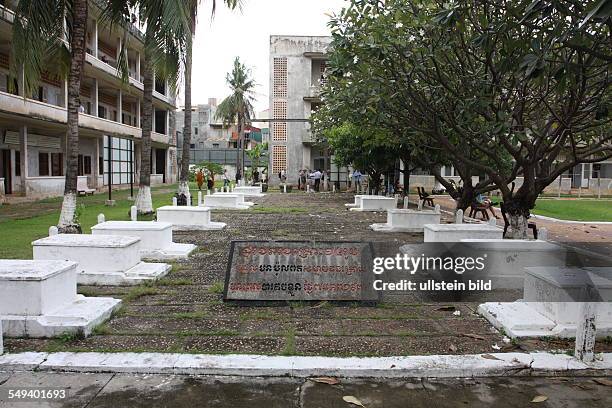 Kambodscha, Phnon Penh: das Tuol-Sleng-Museum. Die Graeber der letzten verstorbenen nach der Befreiung durch die Vietnamesen. Es dient der Erinnerung...