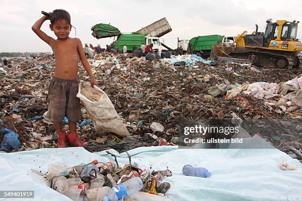 Cambodia. Phnom Penh. The garbage dump Smoky Mountains in the district Steung Meanchey. Children and adults are collectiing garbage here for...