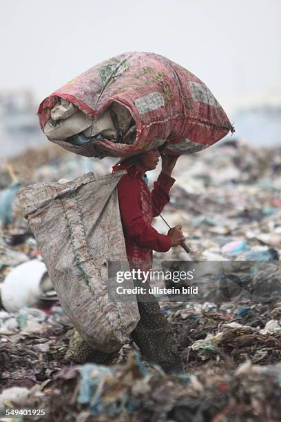 Cambodia. Phnom Penh. The garbage dump Smoky Mountains in the district Steung Meanchey. Children and adults are collectiing garbage here for...