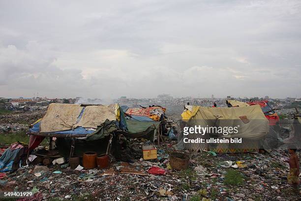 Cambodia. Phnom Penh. The garbage dump Smoky Mountains in the district Steung Meanchey. Children and adults are collectiing garbage here for...
