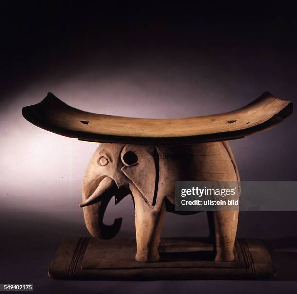 Ashante chief s stool from Ghana. Only kings can sit on a elephant stool, because the elephant represents great power. -- Ehrenhocker eines...