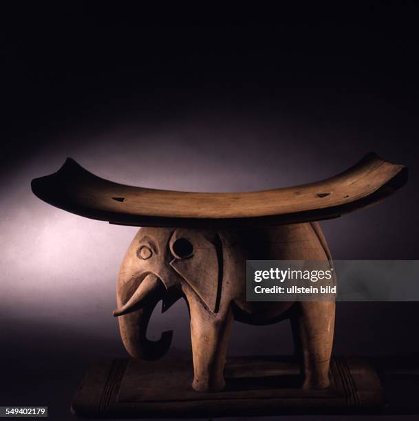 Ashanti, Stool with elephant, Wood, 35 cm high, 56 cm long, Ghana, 1930s to 1940s