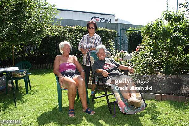 Germany, Reportage "Living at the highway 40". Bochum, allotment beside the highway