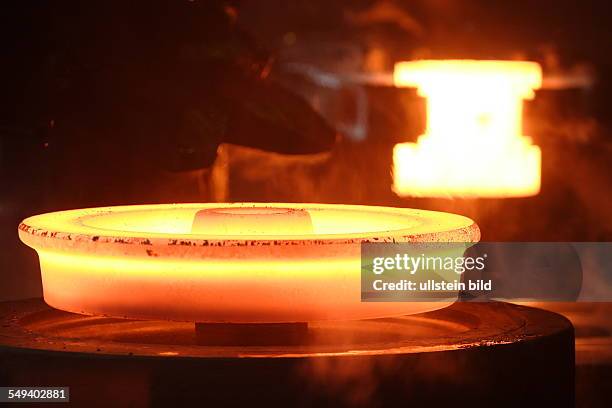 Germany, Bochum: Forging at the 8000 tons press of the wheel tyre and wheelset manufacturer Bochumer Verein Verkehrstechnik.