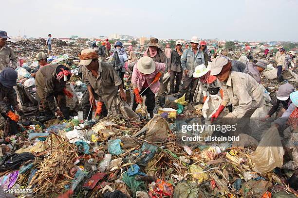 Cambodia. Phnom Penh. The garbage dump Smoky Mountains in the district Steung Meanchey. Children and adults are collectiing garbage here for...