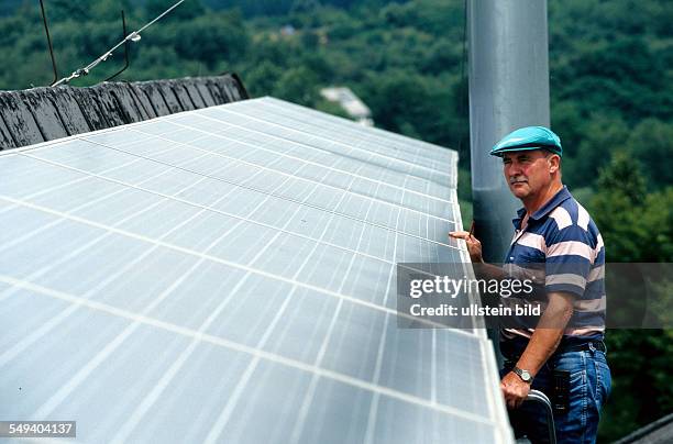 Deutschland, Alzenau. ASE Photovoltaikzellen auf dem Dach der Firma Treffert als Fenster Abschattung - Solarstadt Alzenau.