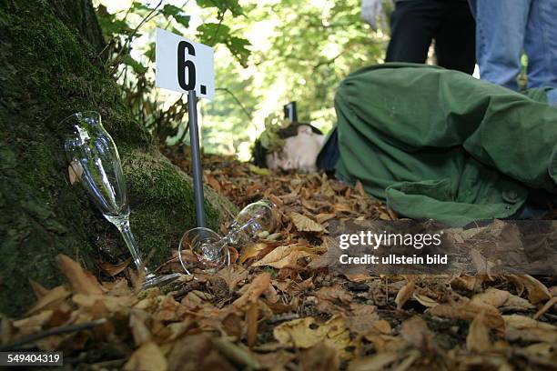 Deutschland: Schermbeck. Teilnemer eines Krimi Event im Landhotel Voshövel. Die Arbeit der Spurensicherung