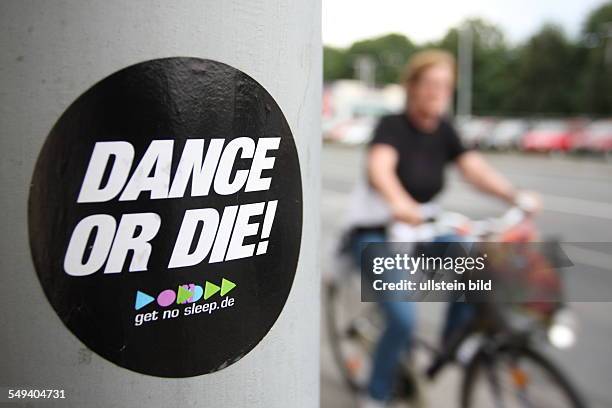 At the Love Parade, caused by a mass panic, 21 young people died and many were injured, when they tried to reach the party area through a tunnel