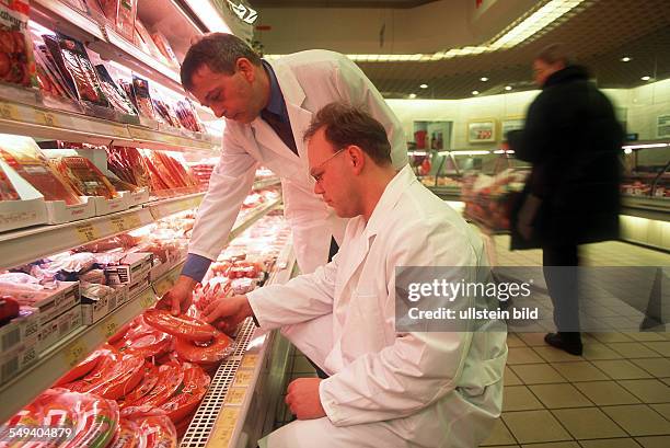 Germany, Gelsenkirchen: food analysts in a supermarket in Gelsenkirchen.