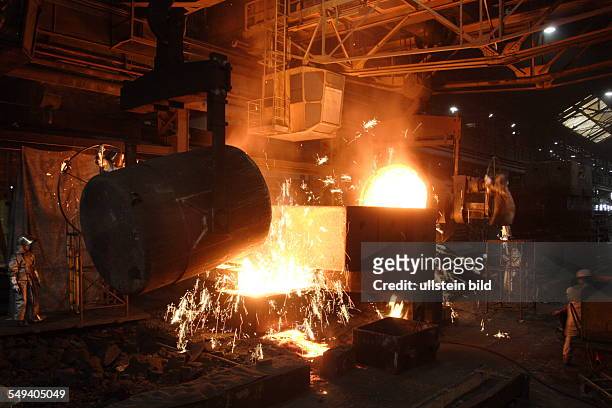 Germany, Muelheim: The mechanical workshop of the Friedrich-Wilhelm steelworks. Workers with protective clothes at a melting furnace