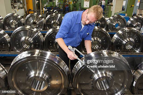 Germany, Bochum: Controlling and processing of the blanks at the wheel tyre and wheelset manufacturer Bochumer Verein Verkehrstechnik. A worker...