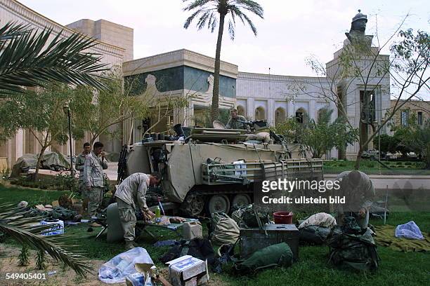 Iraq, Baghdad: US American troops take the presidential palace in possession. Soldiers have spread their stuff on the floor around an american tank.