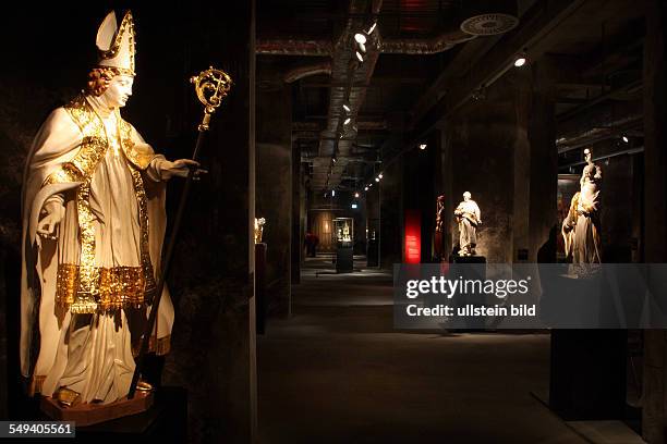 Deutschland, Essen: die Ausstellung "Gold vor Schwarz", der Essener Domschatz waehrend der Umbauarbeiten der Domschatzkammer im Ruhrmuseum auf der...