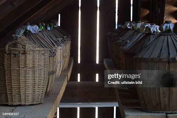 Frankreich, Elsass. Schnapsbrennerei in Europa Jean Paul Mette in Ribeauville. Der Erbe der Mette Destillle Philippe Traber leitet seit ca. 2 Jahren...