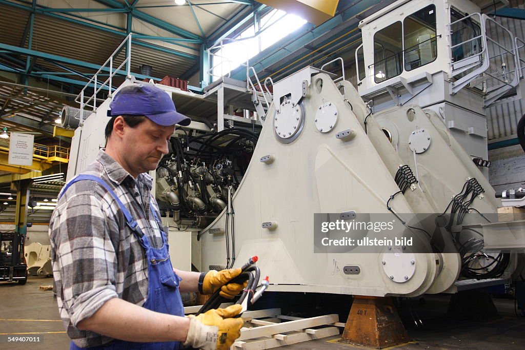 DEU, Germany, Dortmund: Slewing motors for a topbase of a Terex O&K hydraulic excavator RH 340