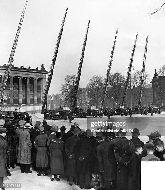 Demonstration of the fire brigades in the Berliner Lustgarten - 1937 Vintage property of ullstein bild