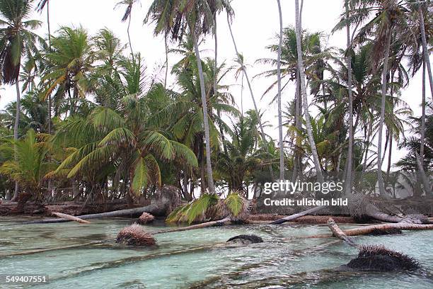 Panama, central America, San Blas: Coco Banderos Cays. Island group in the area Kuna Yala. Because of the climate change the sea level rises and wash...