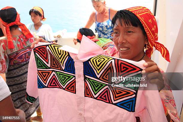 Panama, central America, San Blas: Coco Banderos Cays. Island group in the area Kuna Yala. Women offering arts and crafts