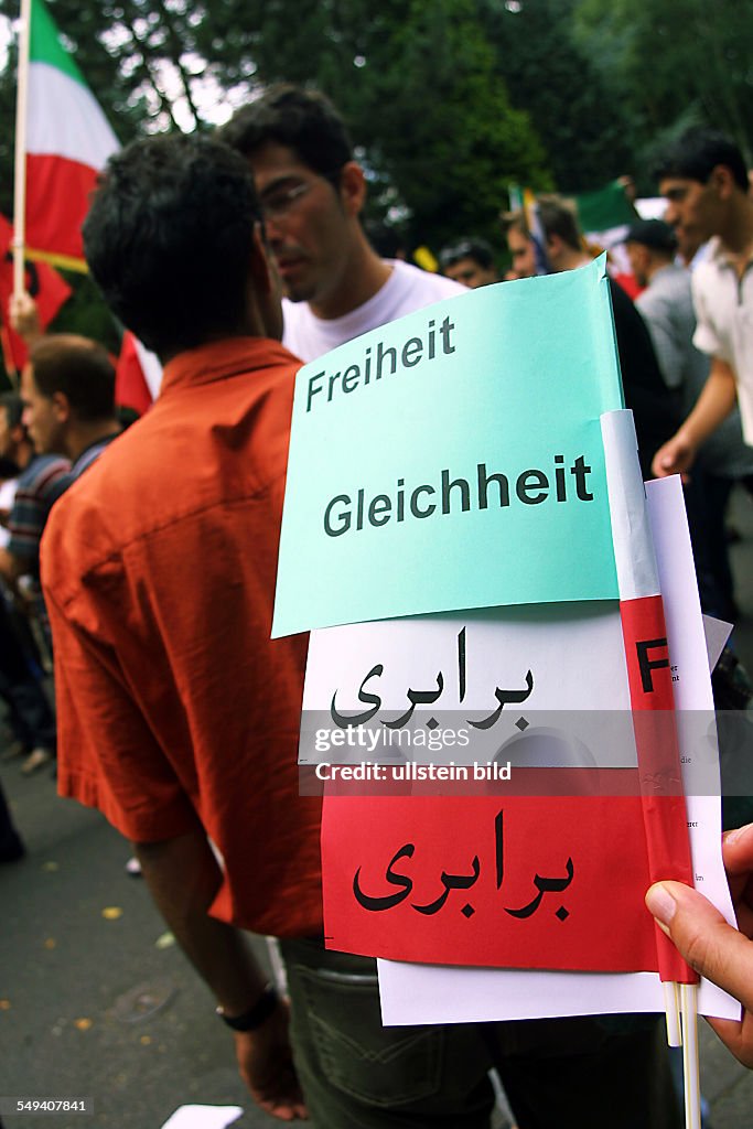 Frankfurt / Main: Iraner demonstrieren vor dem Konsulat