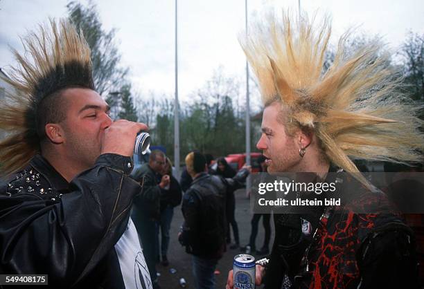 Deutschland. Stuttgart, Punks versammeln sich zum alljaehrlichen Osterdosen Sammeln.