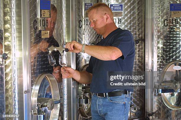 Frankreich, Elsass. Schnapsbrennerei in Europa Jean Paul Mette in Ribeauville. Der Erbe der Mette Destillle Philippe Traber leitet seit ca. 2 Jahren...