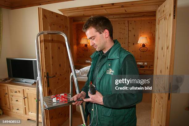 Austria, Finkenberg. Michael Vogt aus Leipzig, Energieanlagenelektroniker. Er arbeitet als Hausmeister im Sporthotel Stock.