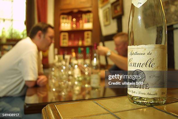 Frankreich, Elsass. Schnapsbrennerei in Europa Jean Paul Mette in Ribeauville. Der Erbe der Mette Destillle Philippe Traber leitet seit ca. 2 Jahren...