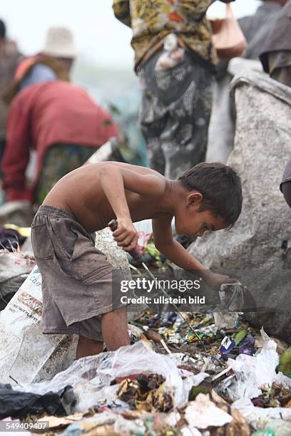 Cambodia. Phnom Penh. The garbage dump Smoky Mountains in the district Steung Meanchey. Children and adults are collectiing garbage here for...