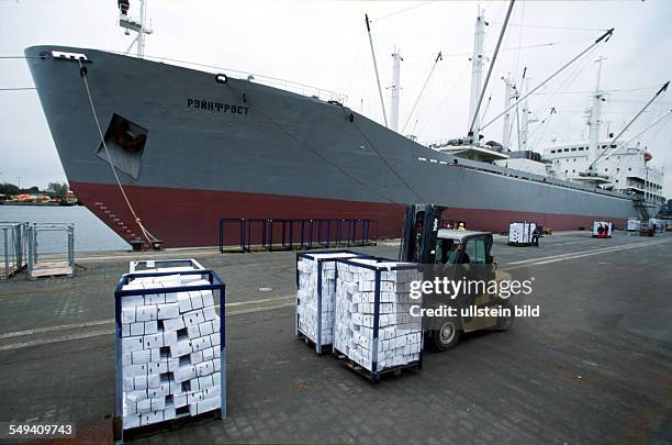 Germany, Schortens, : Schortens near Wilhelmshaven, 6.000 tons of beef out of the European aid programme. Transport to North Korea. Loading on a ship.