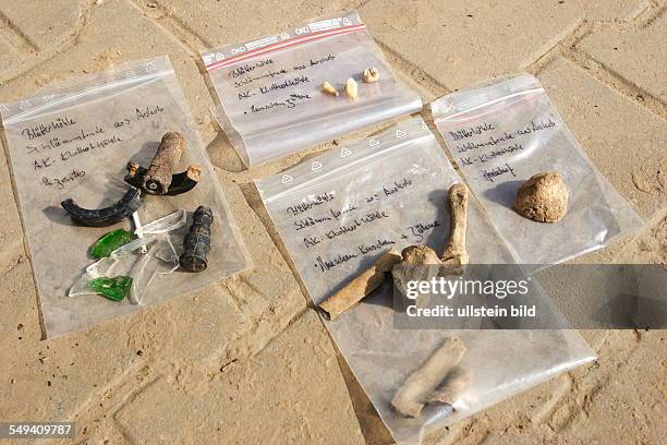 Ennepetal: Several findings like human teeth and bones, one horse's hoof and other things after sifting out at a cave called BLAETTERHOEHLE in...