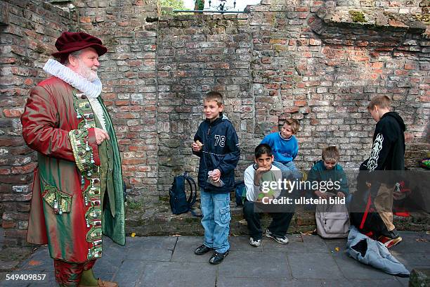 Deutschland. Duisburg. Stadthistorische Fuehrung "History Tour" in der Altstadt fuer Kinder. Stdtführer Heinz Zander als Gerhard Mercator gekleidet,...