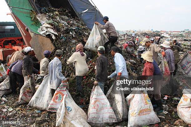 Cambodia. Phnom Penh. The garbage dump Smoky Mountains in the district Steung Meanchey. Children and adults are collectiing garbage here for...