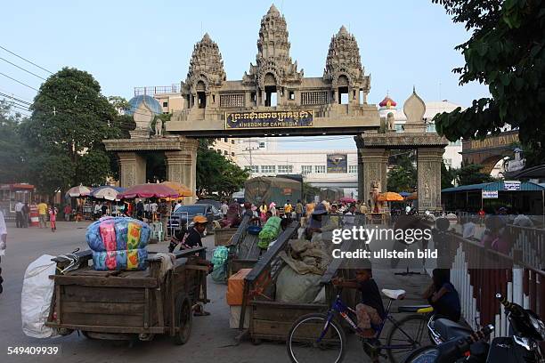 Cambodia. Border region between Cambodia and Thailand. Thousands of Cambodian people shuttle every day for working on the "rong glua", the market in...