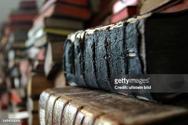 Leipzig: restoration of books, which were damaged in the fire of the Anna-Amalia-Library