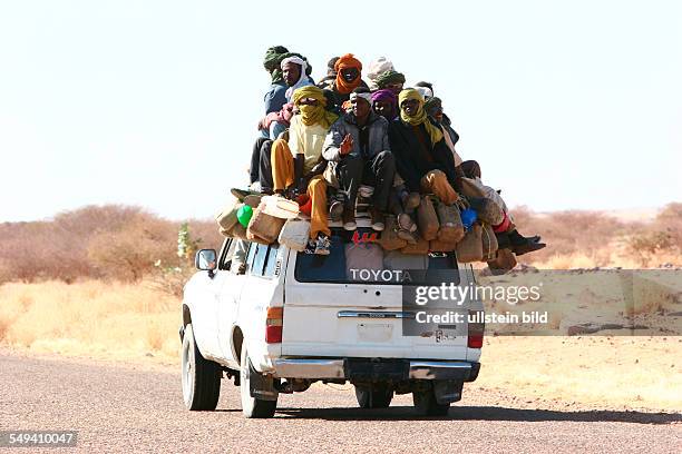 Niger, Anou Araghene. Ein Gelaendewagen bei Anou Araghene auf den Weg nach Algerien.