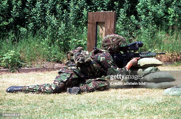 Netherlands, Bergen op Zoom: NATO-TD , demonstration of the infantryman of the future of the british army. - -