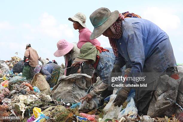 Cambodia. Phnom Penh. The garbage dump Smoky Mountains in the district Steung Meanchey. Children and adults are collectiing garbage here for...