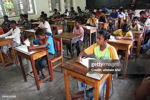 Sri Lanka, Uswetaketyawa: The Salesian fight against pedophilia and helps the young boys to get education. A class room with pupils