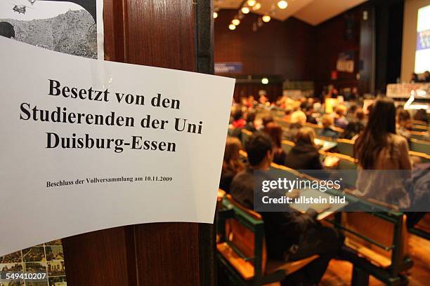 Germany, Duisburg. Strke and occupation of the Audimax, the biggest lecture hall, at the university of Duisburg-Essen. Students demontrate for better...