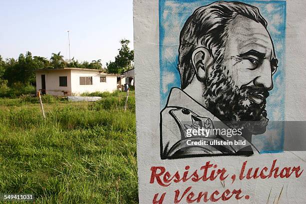 Cuba, Central Australia: Politische Parolen am Strassenrand