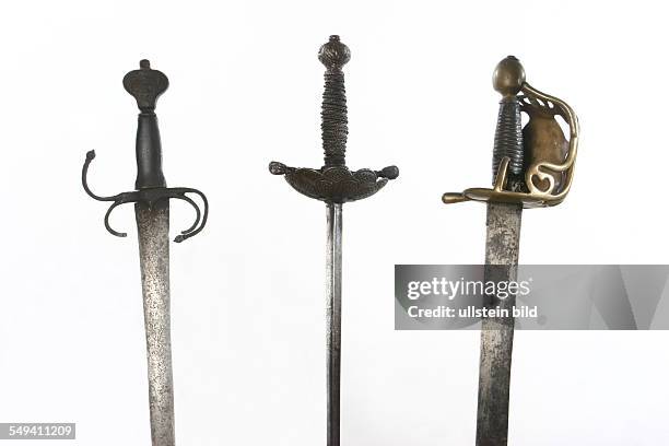 Deutschland. Recklinghausen. Vestisches Museum, zweischneidiges Schwert mit Holzgriff und Eisenknauf von 1348, ein Stossdegen von 1438, ein Pallasch...