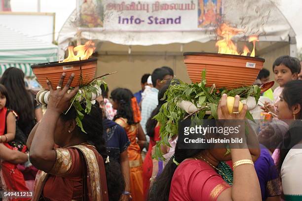 Deutschland. Hamm: das in Hamm-Uentrop jaehrlich stattfindende Tempelfest. Ca. 15.000 Hindus aus ganz Europa treffen sich jedes Jahr am Sri Kamadchi...