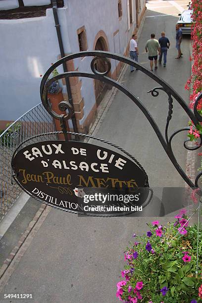 Frankreich, Elsass. Schnapsbrennerei in Europa Jean Paul Mette in Ribeauville. Der Erbe der Mette Destillle Philippe Traber leitet seit ca. 2 Jahren...