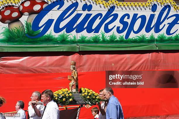 Germany, NRW, Dortmund: Whitsun procession in Dortmund-Huckarde