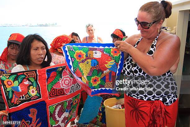 Panama, central America, San Blas: Coco Banderos Cays. Island group in the area Kuna Yala. Women offering arts and crafts