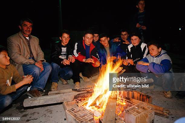Turkey, Mittelmeer, Duezce: After the earthquake.- People warming themselves at the camp fire during the night, kaynasil near Dueze.