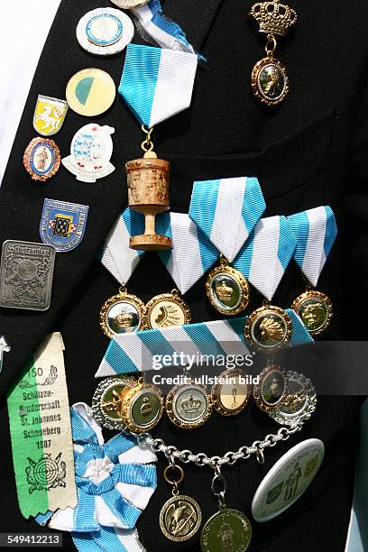 Germany, NRW, Bochum: Members of a society called MAIABENDGESELLSCHAFT from 1388 celebrating historically dressed their so-called 618. EICHBAUMFEST. P