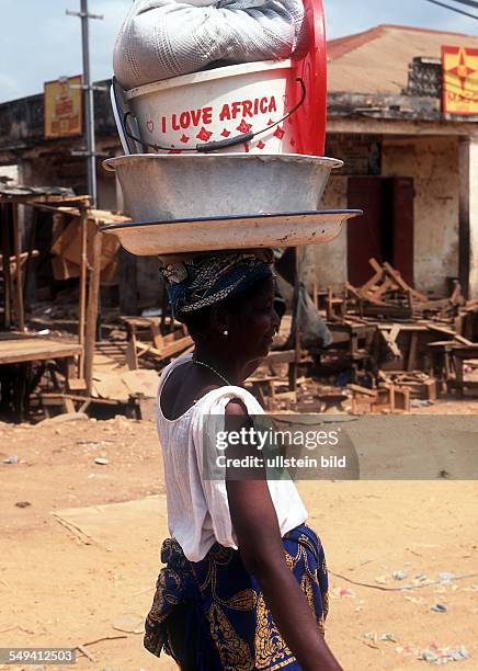 Guinea, after the fightings in Gueckedou. Woman carrys her possesions on her head